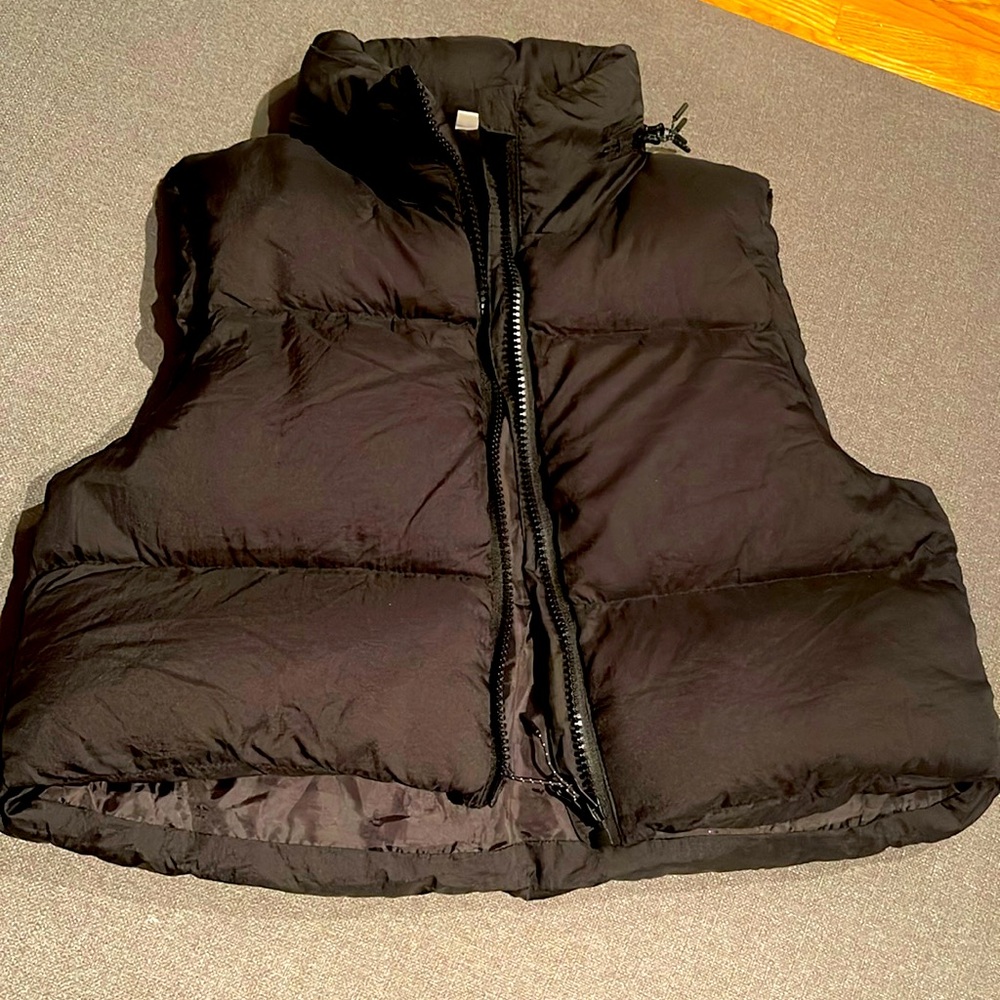 SHEIN black puffer vest in black and size M